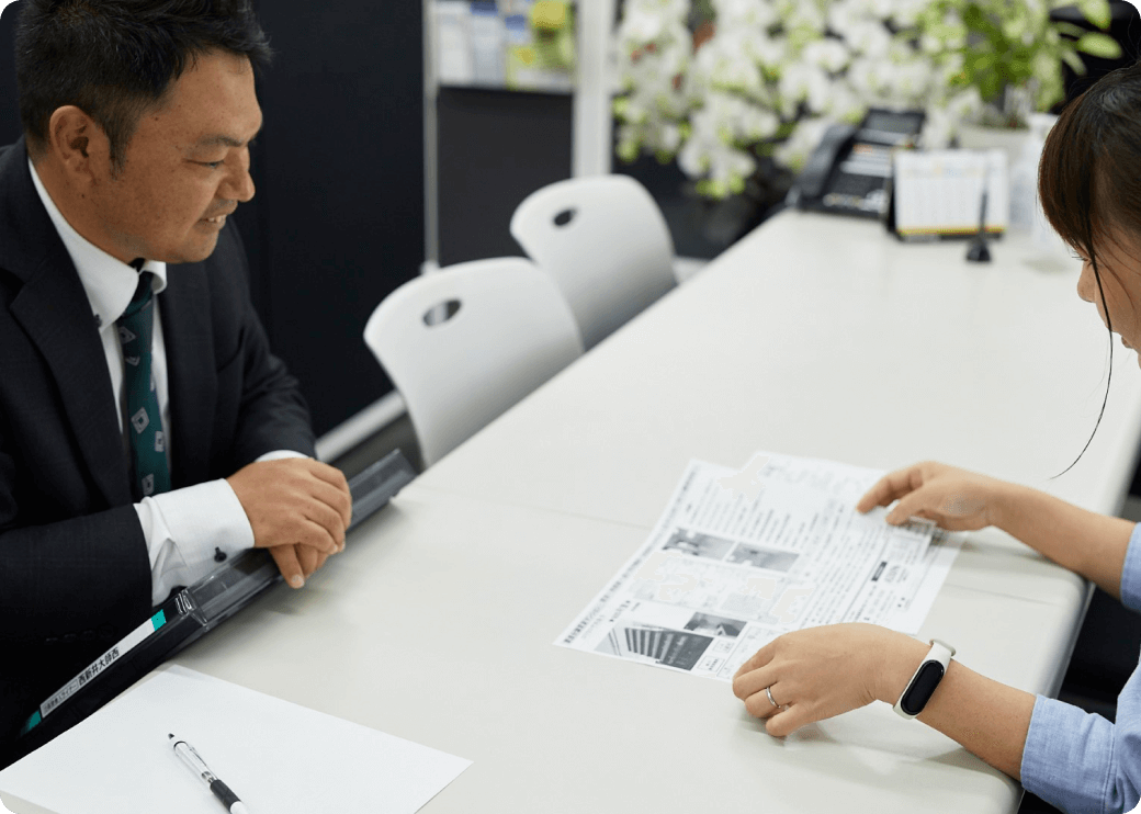 男性と女性が話している写真